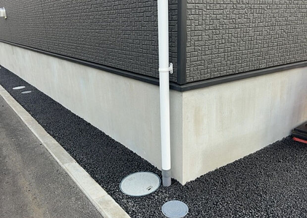 木造住宅とは土台、壁、柱など建築物の強度を支える構造体の材に木が使用されている構造を指します。構造体は建物の自重を支えるだけではなく風圧や水圧、積裁荷重などあらゆる衝撃に耐えるための基礎です。