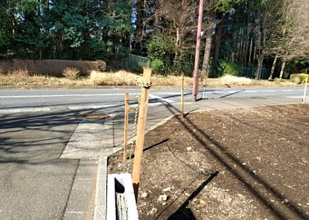 車一台あたりに必要なスペースは、標準サイズの普通自動車で横幅2m50cm、長さ5mは必要になります。ただし、乗降のことも考慮して横幅3m30cm、長さ5m50cmほどは確保できるところを選びましょう。