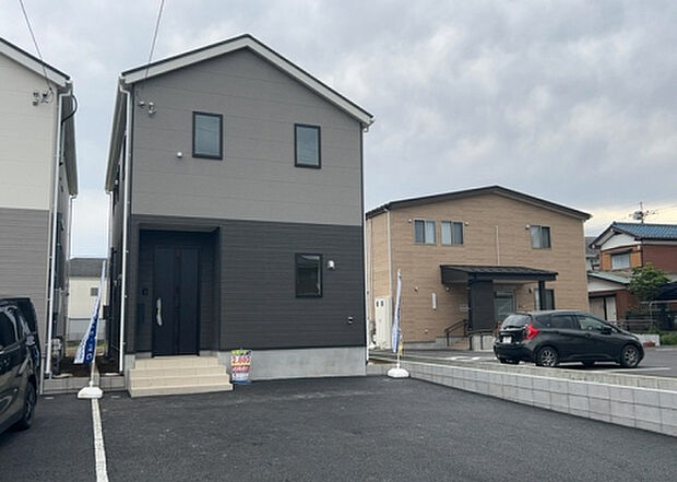住宅用の土地では前面道路に2m以上接していなければならないと法律で定められています。しかし、お持ちの車のサイズやライフスタイルなどにより、2mでは利便が悪い場合もございますので、事前に確認しましょう。