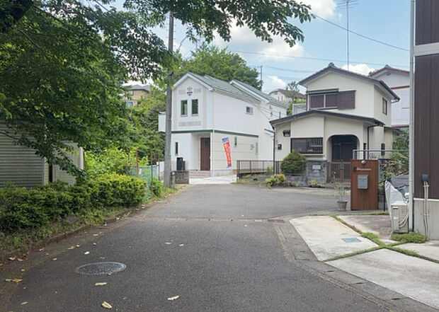 住宅用の土地では前面道路に2m以上接していなければならないと法律で定められています。しかし、お持ちの車のサイズやライフスタイルなどにより、2mでは利便が悪い場合もございますので、事前に確認しましょう。