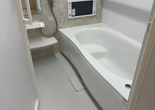 入浴時の快適さも大事なことですが、綺麗な状態を維持できなければ気持ちよく入浴できません。毎日の掃除が楽という点は大事なポイントになります!カビが生えにくく掃除がしやすい、壁や浴槽を選ぶといいでしょう。