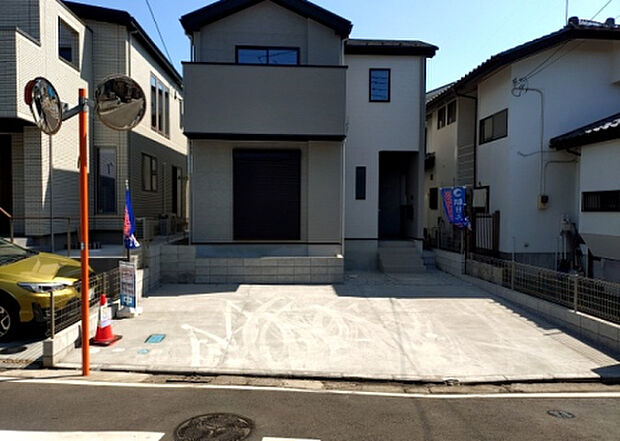 住宅用の土地では前面道路に2m以上接していなければならないと法律で定められています。しかし、お持ちの車のサイズやライフスタイルなどにより、2mでは利便が悪い場合もございますので、事前に確認しましょう。
