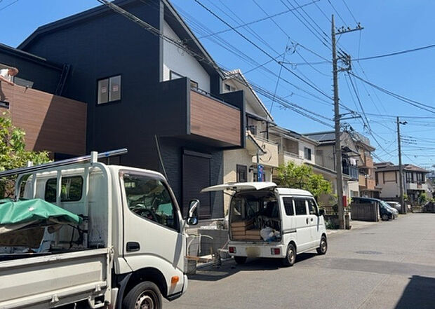 住宅用の土地では前面道路に2m以上接していなければならないと法律で定められています。しかし、お持ちの車のサイズやライフスタイルなどにより、2mでは利便が悪い場合もございますので、事前に確認しましょう。