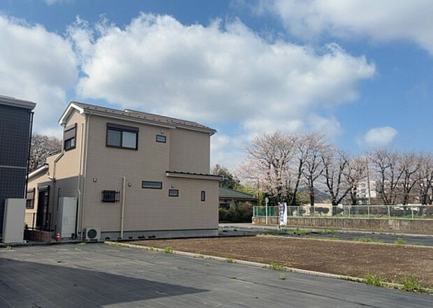 桜や紅葉の名所に出かける人は多いと思いますが、家にいながら季節の移ろいを感じる生活を送りませんか?リビングや窓から見える景色が生活を彩るワンポイントに!現地から見える景色を堪能してみては如何でしょう。