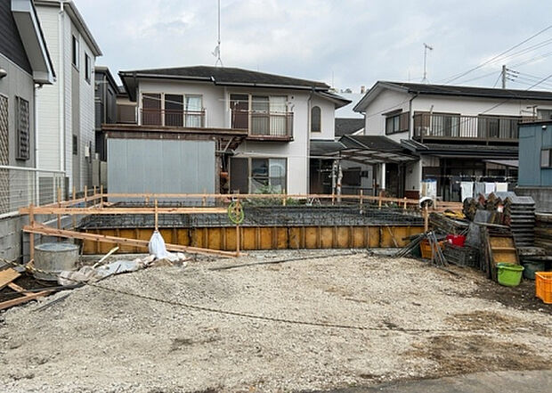 現地をご見学に行く際は、道路の幅や周辺の交通量、施設などをご確認頂くことをおすすめします！ある程度イメージをつけたいという場合は、同売主の施工事例や完成パースもお見せします。