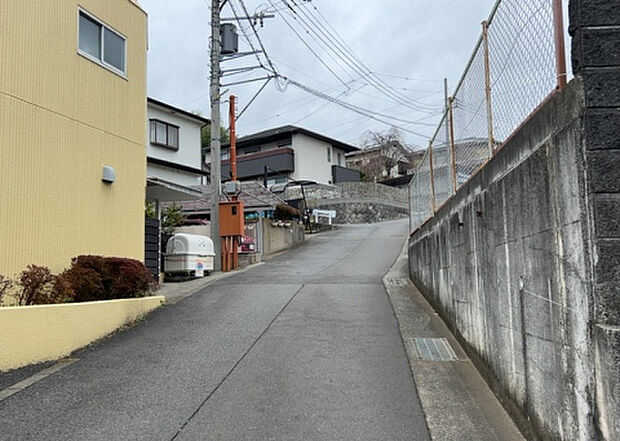 桜や紅葉の名所に出かける人は多いと思いますが、家にいながら季節の移ろいを感じる生活を送りませんか?リビングや窓から見える景色が生活を彩るワンポイントに!現地から見える景色を堪能してみては如何でしょう。
