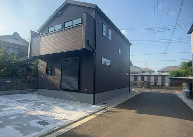 住宅用の土地では前面道路に2m以上接していなければならないと法律で定められています。しかし、お持ちの車のサイズやライフスタイルなどにより、2mでは利便が悪い場合もございますので、事前に確認しましょう。