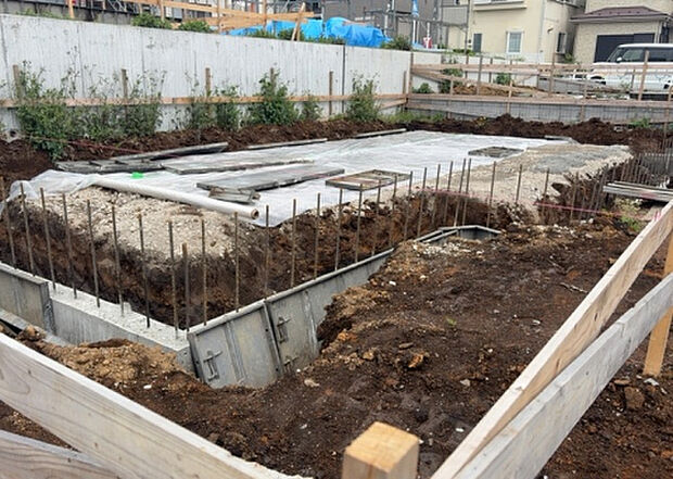 木造住宅とは土台、壁、柱など建築物の強度を支える構造体の材に木が使用されている構造を指します。構造体は建物の自重を支えるだけではなく風圧や水圧、積裁荷重などあらゆる衝撃に耐えるための基礎です。
