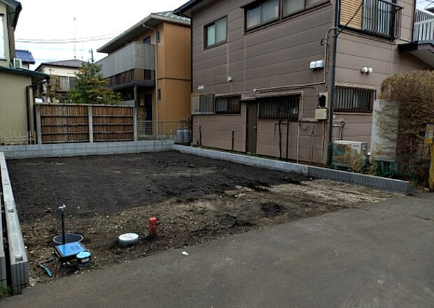 住宅用の土地では前面道路に2m以上接していなければならないと法律で定められています。しかし、お持ちの車のサイズやライフスタイルなどにより、2mでは利便が悪い場合もございますので、事前に確認しましょう。