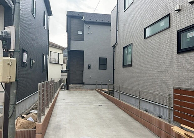 住宅用の土地では前面道路に2m以上接していなければならないと法律で定められています。しかし、お持ちの車のサイズやライフスタイルなどにより、2mでは利便が悪い場合もございますので、事前に確認しましょう。
