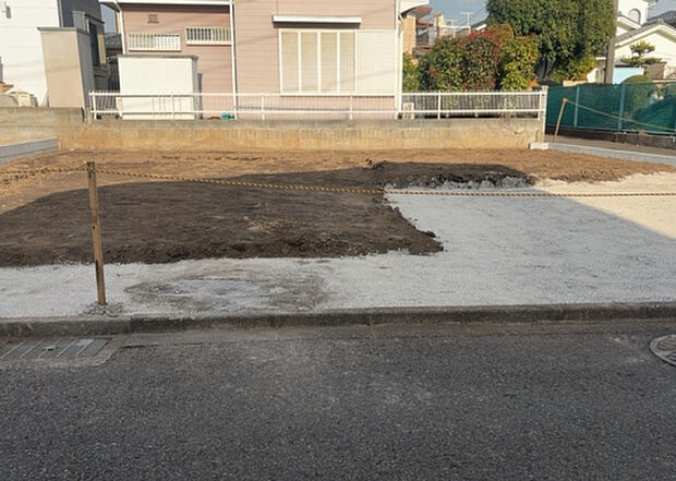 現地をご見学に行く際は、道路の幅や周辺の交通量、施設などをご確認頂くことをおすすめします!ある程度イメージをつけたいという場合は、同売主の施工事例や完成パースもお見せします。