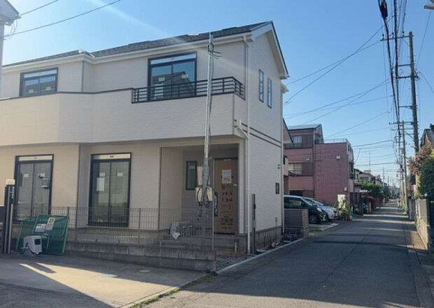 住宅用の土地では前面道路に2m以上接していなければならないと法律で定められています。しかし、お持ちの車のサイズやライフスタイルなどにより、2mでは利便が悪い場合もございますので、事前に確認しましょう。