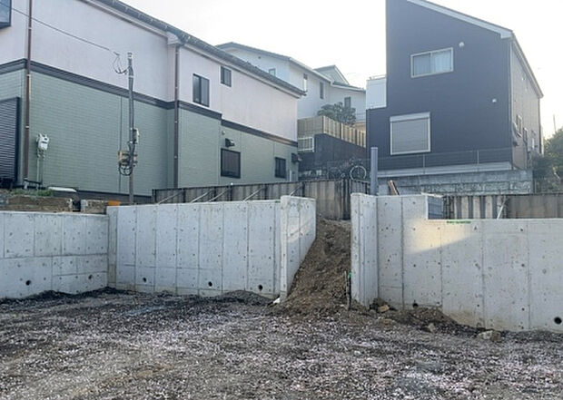 木造住宅とは土台、壁、柱など建築物の強度を支える構造体の材に木が使用されている構造を指します。構造体は建物の自重を支えるだけではなく風圧や水圧、積裁荷重などあらゆる衝撃に耐えるための基礎です。