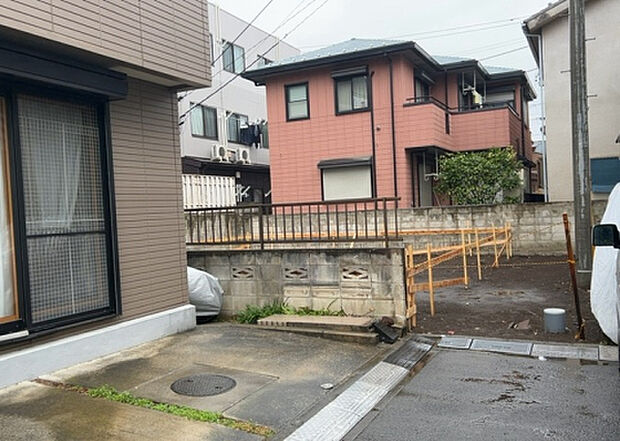 住宅用の土地では前面道路に2m以上接していなければならないと法律で定められています。しかし、お持ちの車のサイズやライフスタイルなどにより、2mでは利便が悪い場合もございますので、事前に確認しましょう。
