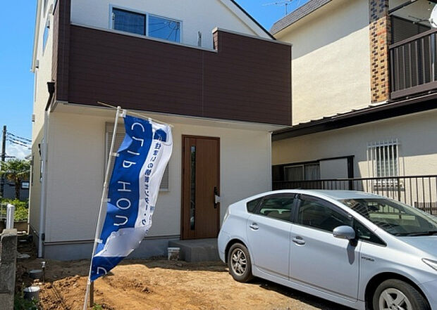 住宅用の土地では前面道路に2m以上接していなければならないと法律で定められています。しかし、お持ちの車のサイズやライフスタイルなどにより、2mでは利便が悪い場合もございますので、事前に確認しましょう。
