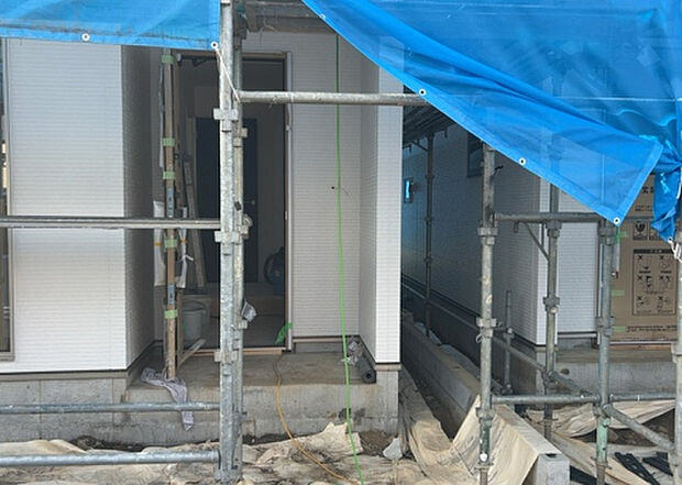 木造住宅とは土台、壁、柱など建築物の強度を支える構造体の材に木が使用されている構造を指します。構造体は建物の自重を支えるだけではなく風圧や水圧、積裁荷重などあらゆる衝撃に耐えるための基礎です。