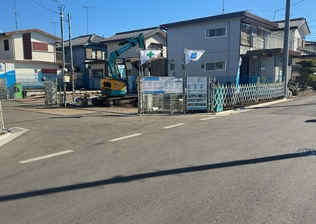 住宅用の土地では前面道路に2m以上接していなければならないと法律で定められています。しかし、お持ちの車のサイズやライフスタイルなどにより、2mでは利便が悪い場合もございますので、事前に確認しましょう。