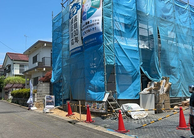 住宅用の土地では前面道路に2m以上接していなければならないと法律で定められています。しかし、お持ちの車のサイズやライフスタイルなどにより、2mでは利便が悪い場合もございますので、事前に確認しましょう。