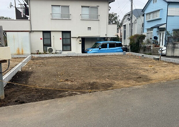 住宅用の土地では前面道路に2m以上接していなければならないと法律で定められています。しかし、お持ちの車のサイズやライフスタイルなどにより、2mでは利便が悪い場合もございますので、事前に確認しましょう。
