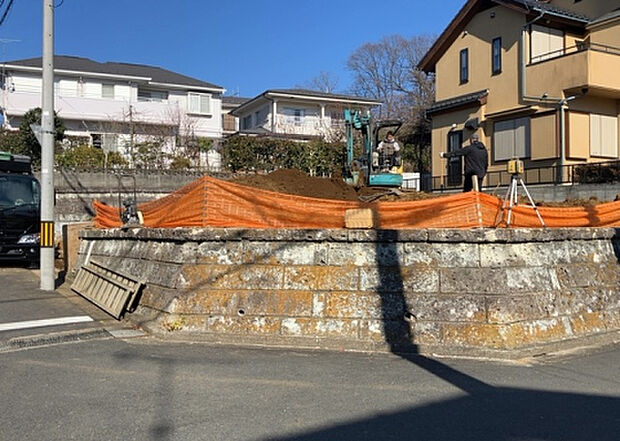 木造住宅とは土台、壁、柱など建築物の強度を支える構造体の材に木が使用されている構造を指します。構造体は建物の自重を支えるだけではなく風圧や水圧、積裁荷重などあらゆる衝撃に耐えるための基礎です。