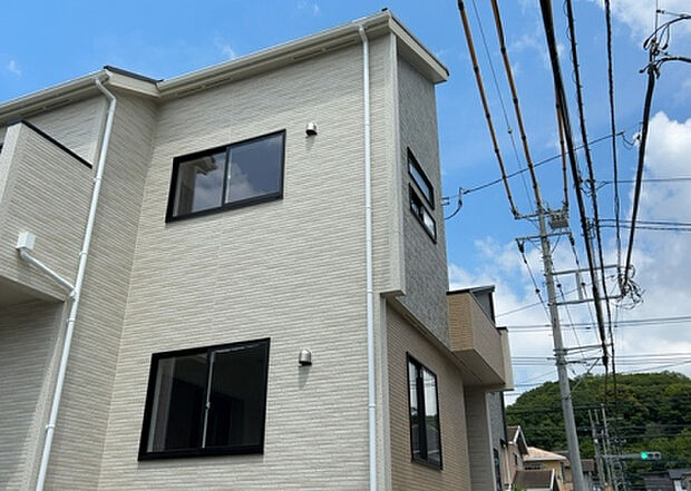 木造住宅とは土台、壁、柱など建築物の強度を支える構造体の材に木が使用されている構造を指します。構造体は建物の自重を支えるだけではなく風圧や水圧、積裁荷重などあらゆる衝撃に耐えるための基礎です。
