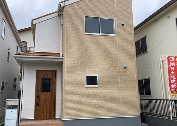 ついに完成致しました!現地をご見学に行く際は、道路の幅や周辺の交通量、施設などをご確認頂くことをおすすめします!物件の流れが早いため、内見をしたい方はお早めに当社営業までお問い合わせ頂きご予約下さい!