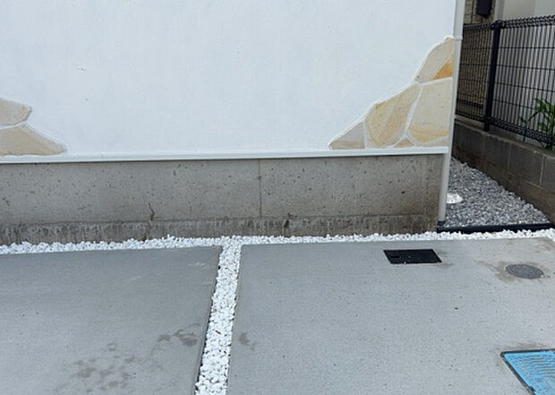 木造住宅とは土台、壁、柱など建築物の強度を支える構造体の材に木が使用されている構造を指します。構造体は建物の自重を支えるだけではなく風圧や水圧、積裁荷重などあらゆる衝撃に耐えるための基礎です。