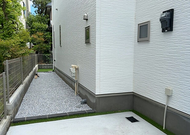 木造住宅とは土台、壁、柱など建築物の強度を支える構造体の材に木が使用されている構造を指します。構造体は建物の自重を支えるだけではなく風圧や水圧、積裁荷重などあらゆる衝撃に耐えるための基礎です。