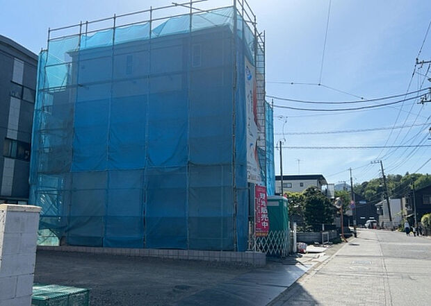 住宅用の土地では前面道路に2m以上接していなければならないと法律で定められています。しかし、お持ちの車のサイズやライフスタイルなどにより、2mでは利便が悪い場合もございますので、事前に確認しましょう。