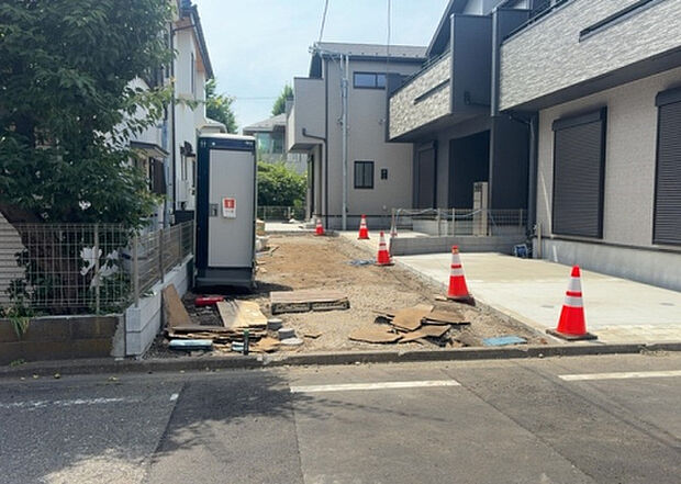 住宅用の土地では前面道路に2m以上接していなければならないと法律で定められています。しかし、お持ちの車のサイズやライフスタイルなどにより、2mでは利便が悪い場合もございますので、事前に確認しましょう。