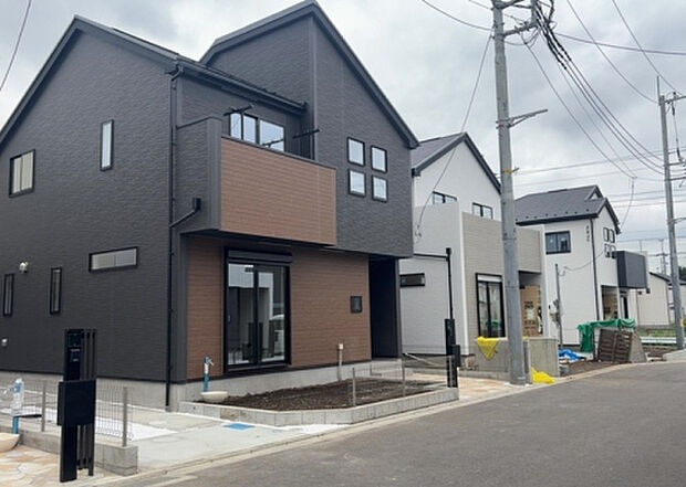 住宅用の土地では前面道路に2m以上接していなければならないと法律で定められています。しかし、お持ちの車のサイズやライフスタイルなどにより、2mでは利便が悪い場合もございますので、事前に確認しましょう。