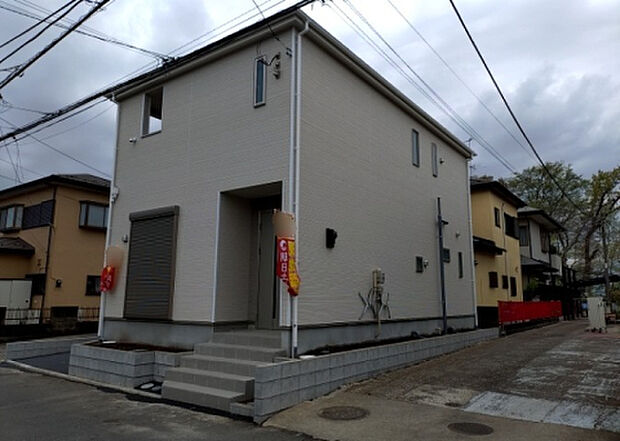 住宅用の土地では前面道路に2m以上接していなければならないと法律で定められています。しかし、お持ちの車のサイズやライフスタイルなどにより、2mでは利便が悪い場合もございますので、事前に確認しましょう。
