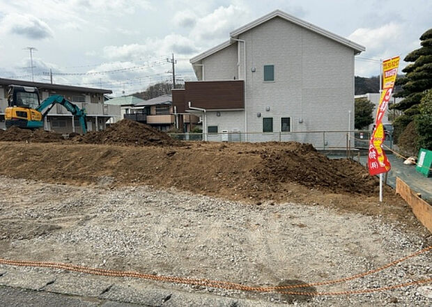 現地をご見学に行く際は、道路の幅や周辺の交通量、施設などをご確認頂くことをおすすめします！ある程度イメージをつけたいという場合は、同売主の施工事例や完成パースもお見せします。