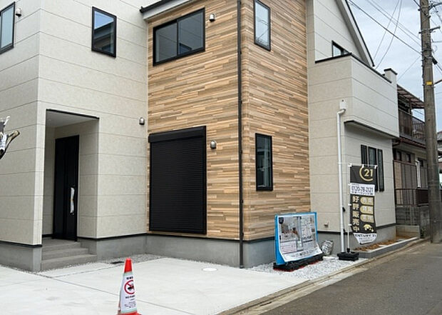 住宅用の土地では前面道路に2m以上接していなければならないと法律で定められています。しかし、お持ちの車のサイズやライフスタイルなどにより、2mでは利便が悪い場合もございますので、事前に確認しましょう。
