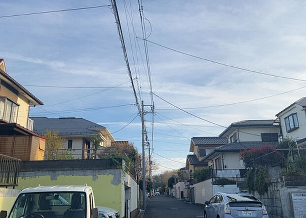 桜や紅葉の名所に出かける人は多いと思いますが、家にいながら季節の移ろいを感じる生活を送りませんか？リビングや窓から見える景色が生活を彩るワンポイントに！現地から見える景色を堪能してみては如何でしょう。