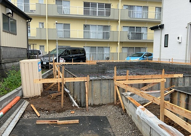 木造住宅とは土台、壁、柱など建築物の強度を支える構造体の材に木が使用されている構造を指します。構造体は建物の自重を支えるだけではなく風圧や水圧、積裁荷重などあらゆる衝撃に耐えるための基礎です。