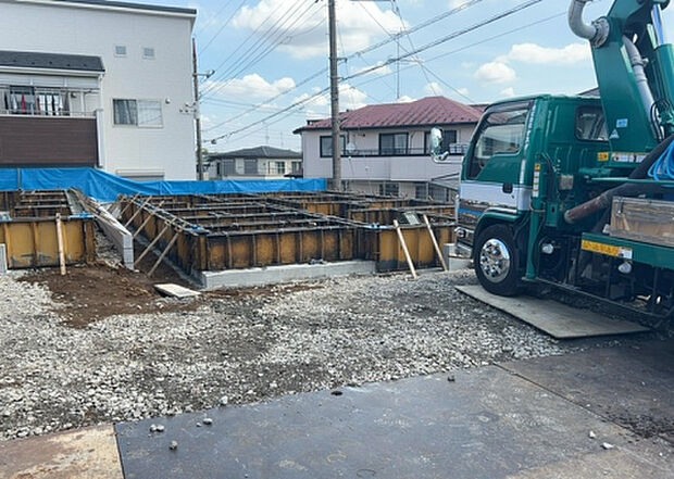 木造住宅とは土台、壁、柱など建築物の強度を支える構造体の材に木が使用されている構造を指します。構造体は建物の自重を支えるだけではなく風圧や水圧、積裁荷重などあらゆる衝撃に耐えるための基礎です。