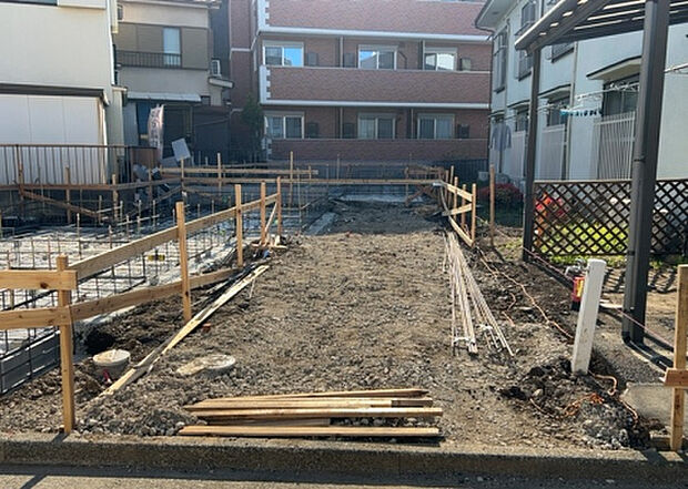 住宅用の土地では前面道路に2m以上接していなければならないと法律で定められています。しかし、お持ちの車のサイズやライフスタイルなどにより、2mでは利便が悪い場合もございますので、事前に確認しましょう。