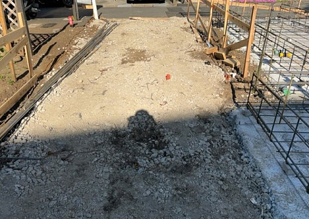 車一台あたりに必要なスペースは、標準サイズの普通自動車で横幅2m50cm、長さ5mは必要になります。ただし、乗降のことも考慮して横幅3m30cm、長さ5m50cmほどは確保できるところを選びましょう。