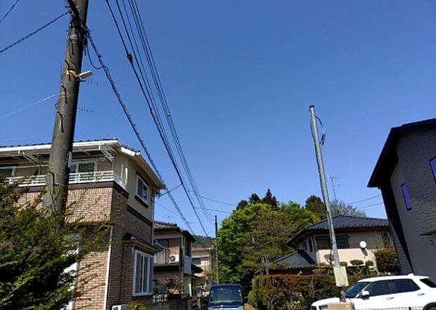 桜や紅葉の名所に出かける人は多いと思いますが、家にいながら季節の移ろいを感じる生活を送りませんか？リビングや窓から見える景色が生活を彩るワンポイントに！現地から見える景色を堪能してみては如何でしょう。