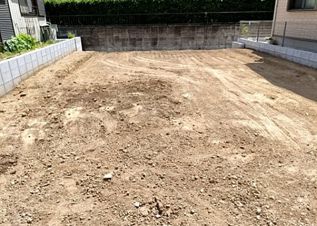 現地をご見学に行く際は、道路の幅や周辺の交通量、施設などをご確認頂くことをおすすめします！ある程度イメージをつけたいという場合は、同売主の施工事例や完成パースもお見せします。