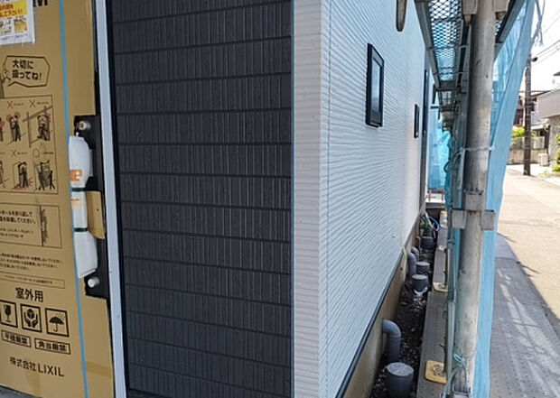 木造住宅とは土台、壁、柱など建築物の強度を支える構造体の材に木が使用されている構造を指します。構造体は建物の自重を支えるだけではなく風圧や水圧、積裁荷重などあらゆる衝撃に耐えるための基礎です。