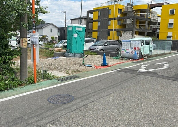 住宅用の土地では前面道路に2m以上接していなければならないと法律で定められています。しかし、お持ちの車のサイズやライフスタイルなどにより、2mでは利便が悪い場合もございますので、事前に確認しましょう。