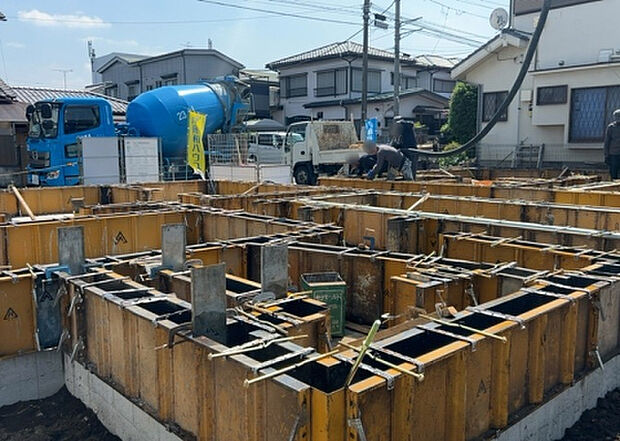 住宅用の土地では前面道路に2m以上接していなければならないと法律で定められています。しかし、お持ちの車のサイズやライフスタイルなどにより、2mでは利便が悪い場合もございますので、事前に確認しましょう。