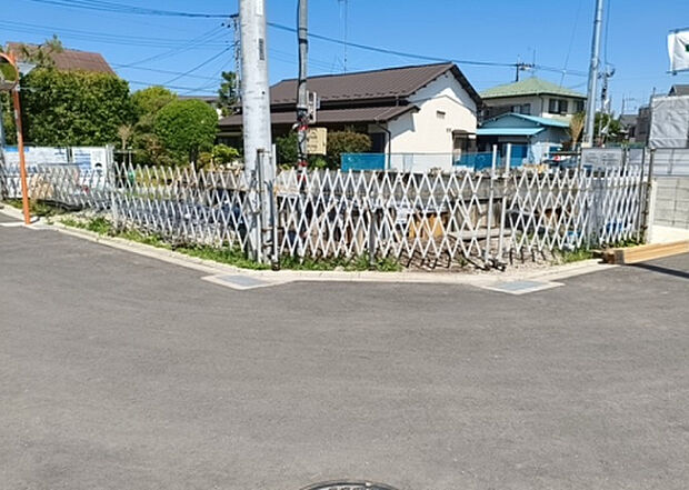 住宅用の土地では前面道路に2m以上接していなければならないと法律で定められています。しかし、お持ちの車のサイズやライフスタイルなどにより、2mでは利便が悪い場合もございますので、事前に確認しましょう。
