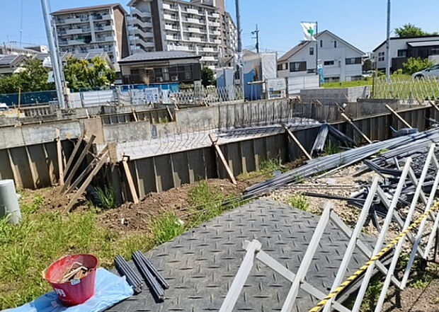 木造住宅とは土台、壁、柱など建築物の強度を支える構造体の材に木が使用されている構造を指します。構造体は建物の自重を支えるだけではなく風圧や水圧、積裁荷重などあらゆる衝撃に耐えるための基礎です。