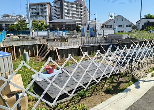 車一台あたりに必要なスペースは、標準サイズの普通自動車で横幅2m50cm、長さ5mは必要になります。ただし、乗降のことも考慮して横幅3m30cm、長さ5m50cmほどは確保できるところを選びましょう。