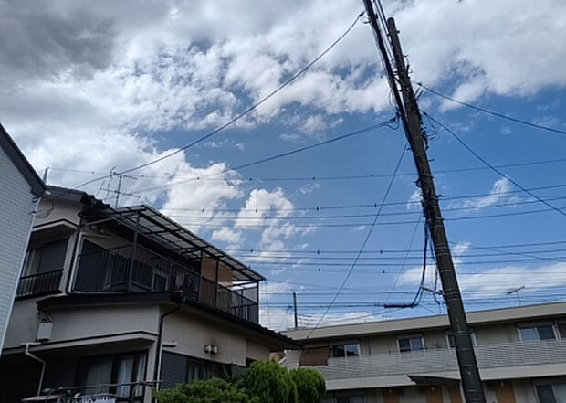 桜や紅葉の名所に出かける人は多いと思いますが、家にいながら季節の移ろいを感じる生活を送りませんか?リビングや窓から見える景色が生活を彩るワンポイントに!現地から見える景色を堪能してみては如何でしょう。