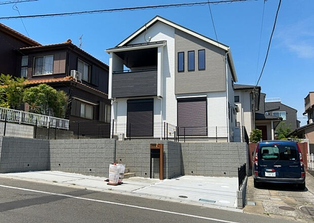 住宅用の土地では前面道路に2m以上接していなければならないと法律で定められています。しかし、お持ちの車のサイズやライフスタイルなどにより、2mでは利便が悪い場合もございますので、事前に確認しましょう。