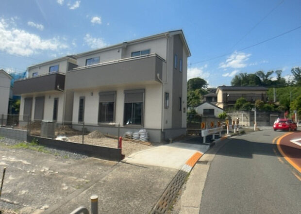 住宅用の土地では前面道路に2m以上接していなければならないと法律で定められています。しかし、お持ちの車のサイズやライフスタイルなどにより、2mでは利便が悪い場合もございますので、事前に確認しましょう。